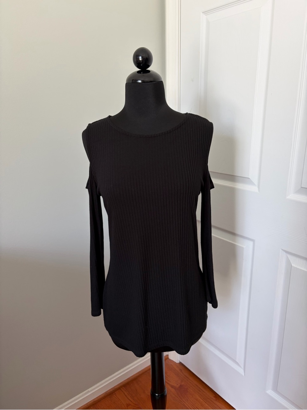 NWT, Cupio, Black, Cold Shoulder, 3/4 Sleeve, Ribbed Top, Size Medium